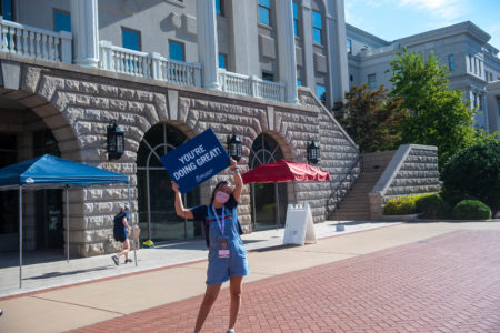 Belmont students welcome freshmen on campus